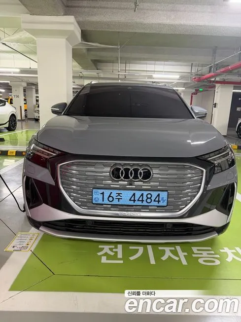Audi Q4 e-tron — фото 1