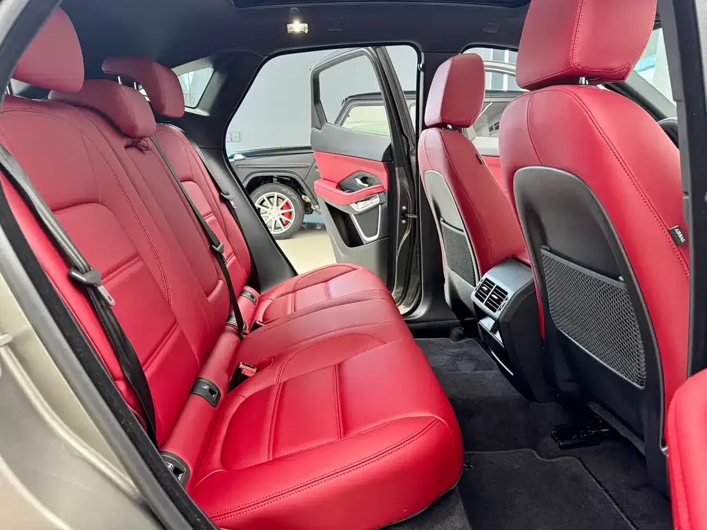 Jaguar E-PACE — фото 10