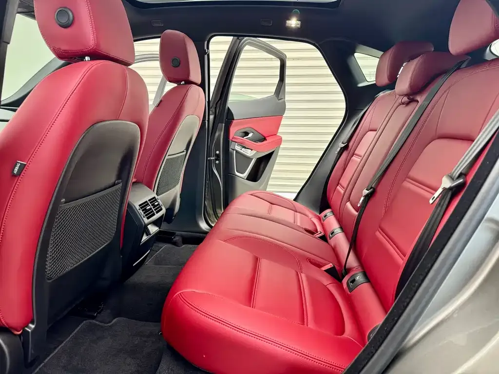 Jaguar E-PACE — фото 8