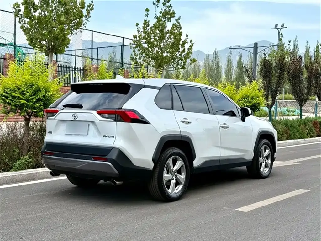 Toyota RAV4 — фото 10