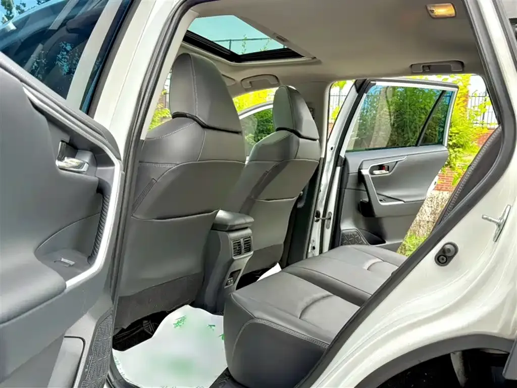 Toyota RAV4 — фото 2