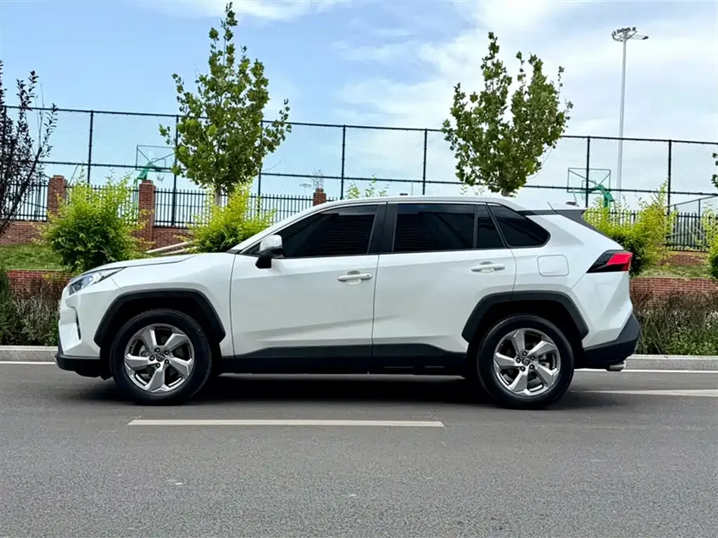 Toyota RAV4 — фото 5