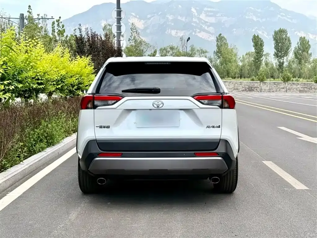 Toyota RAV4 — фото 6