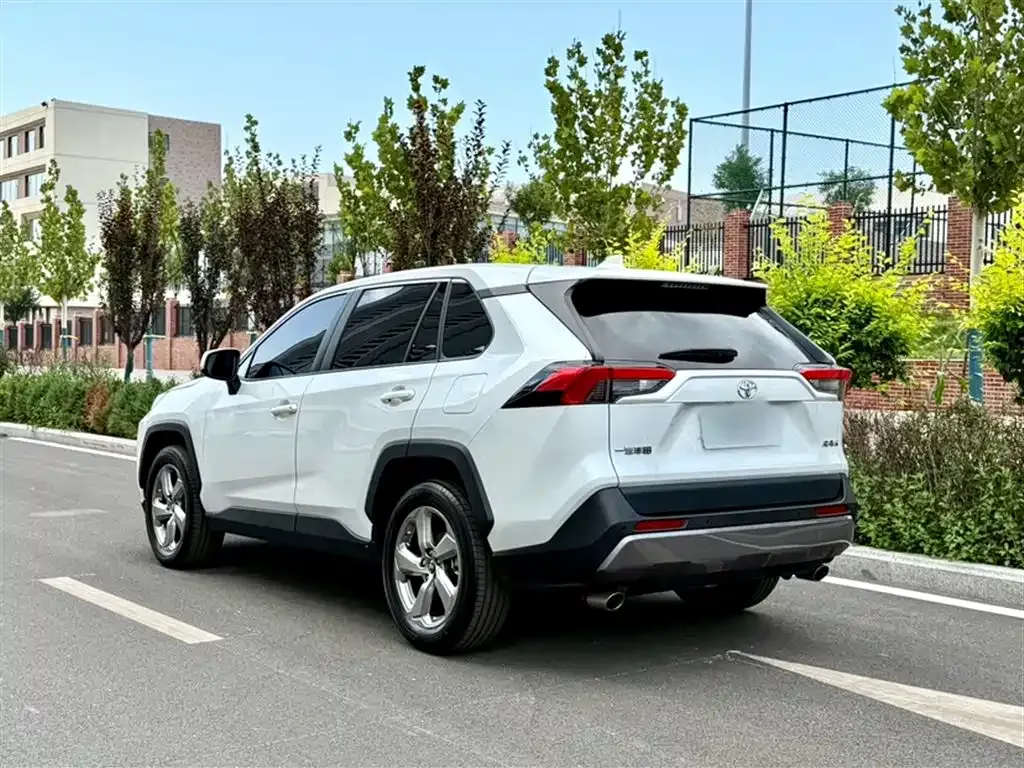 Toyota RAV4 — фото 9