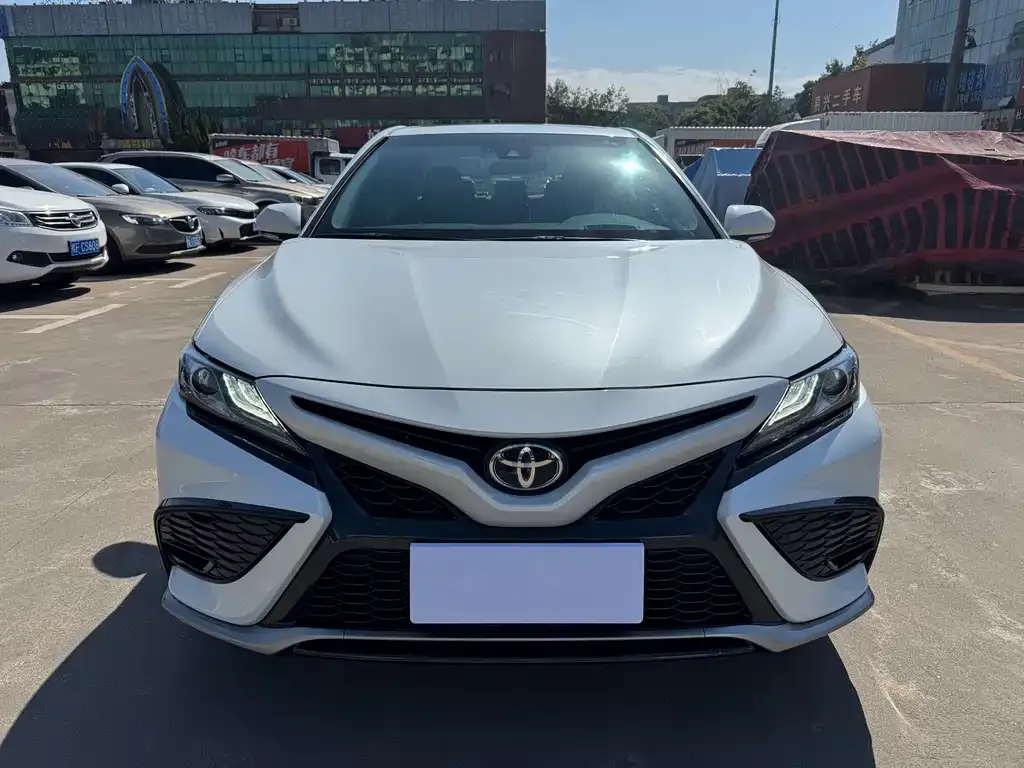 Toyota Camry 2022 из CN, фото 2