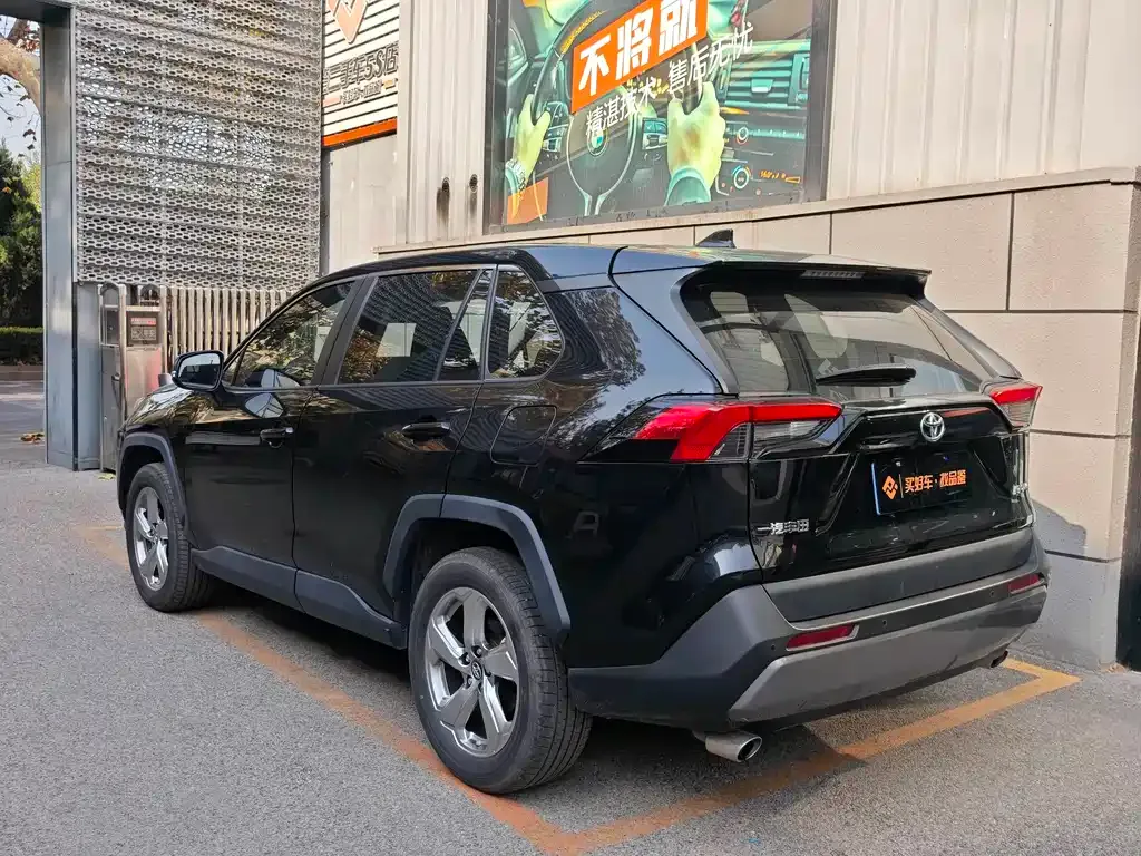 Toyota RAV4 — фото 3