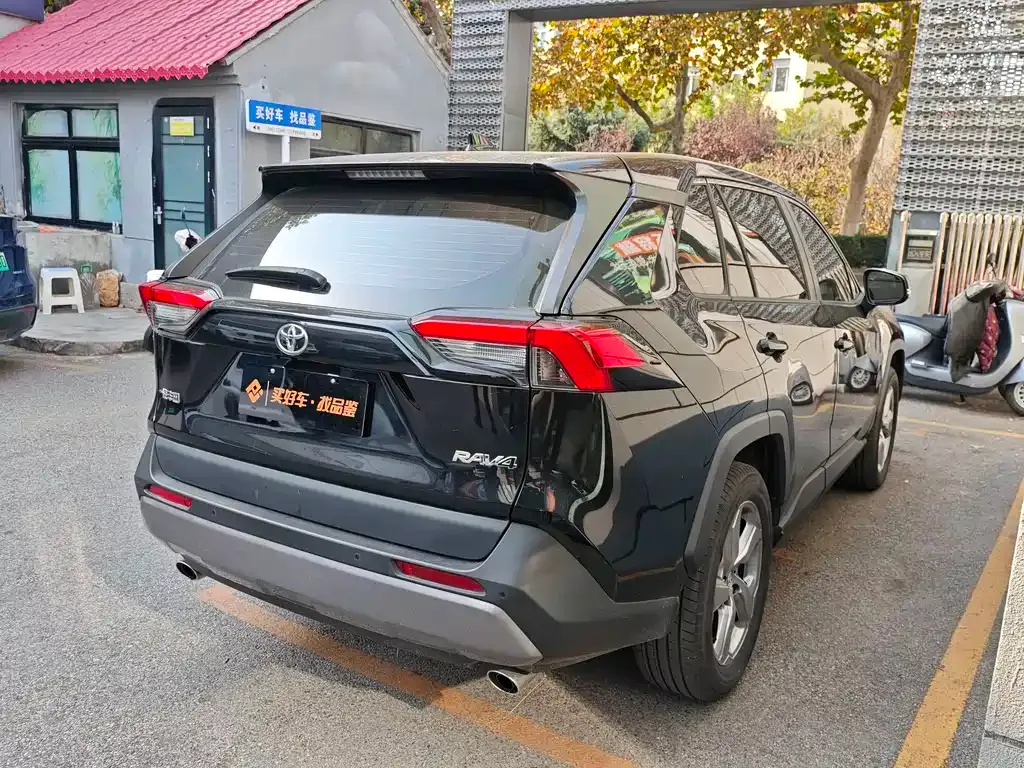 Toyota RAV4 — фото 5