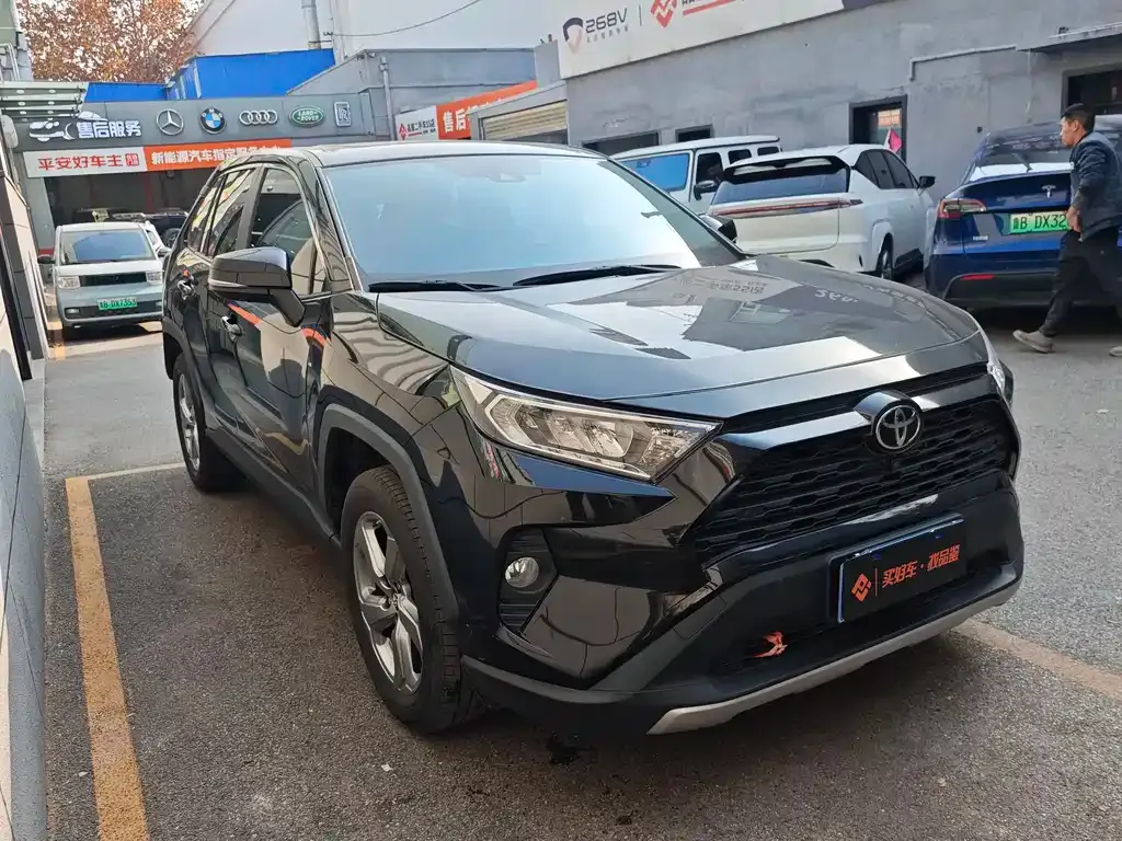 Toyota RAV4 — фото 7