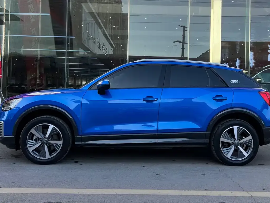 Audi Q2L e-tron — фото 3