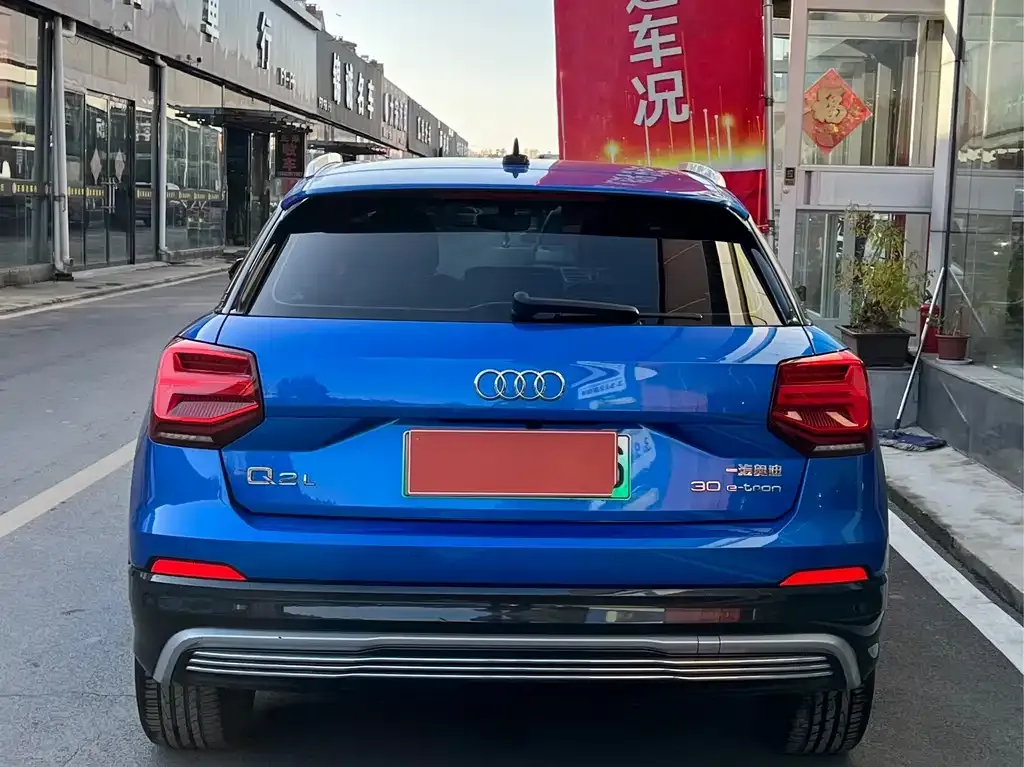 Audi Q2L e-tron — фото 5