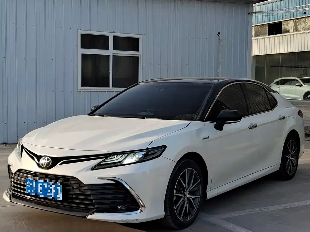 Toyota Camry — фото 1