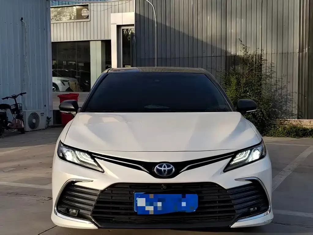Toyota Camry — фото 2