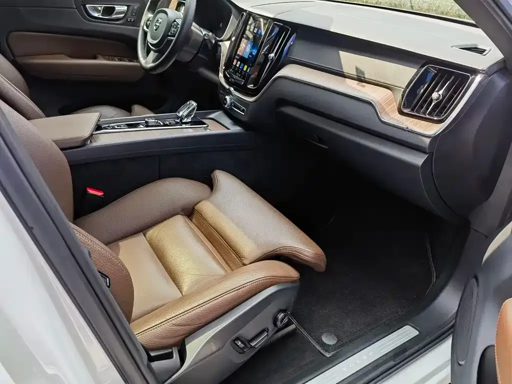 Volvo XC60 2023 из CN, фото 9