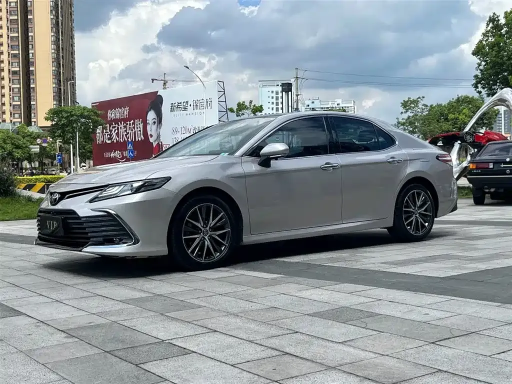 Toyota Camry — фото 1