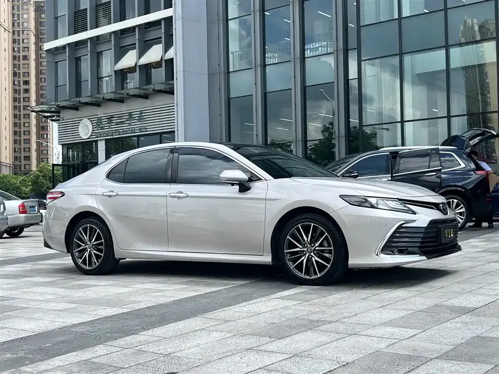 Toyota Camry — фото 2
