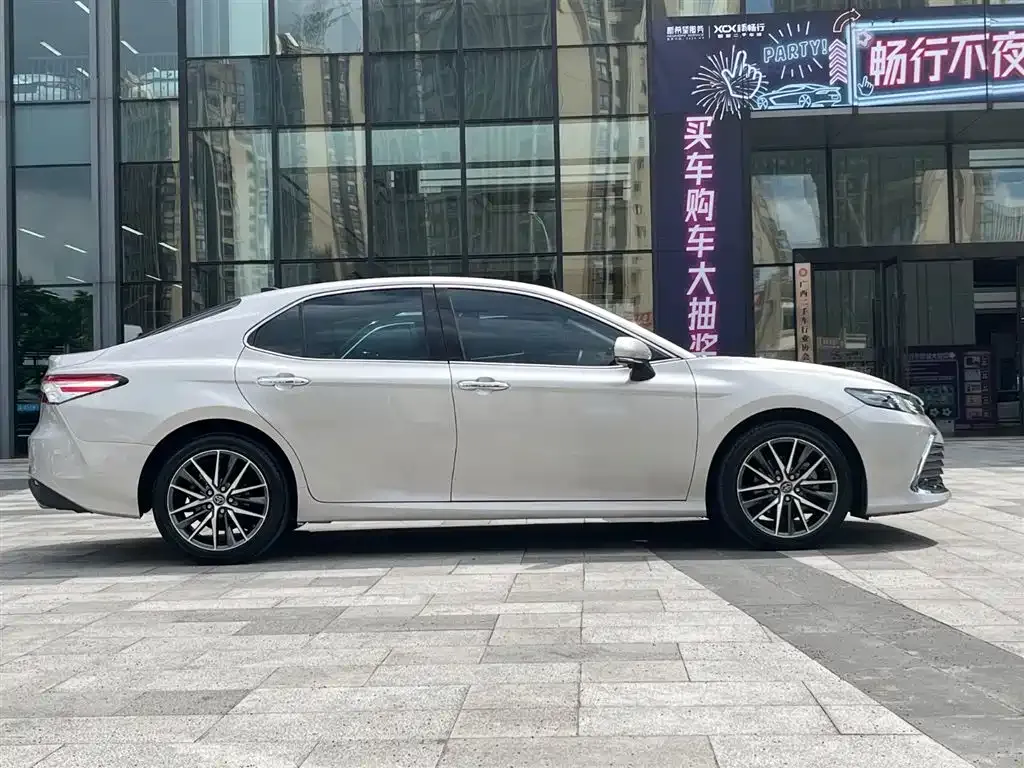 Toyota Camry — фото 3