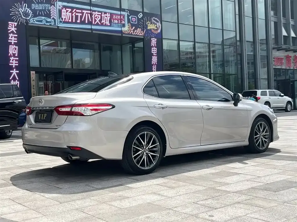 Toyota Camry — фото 5