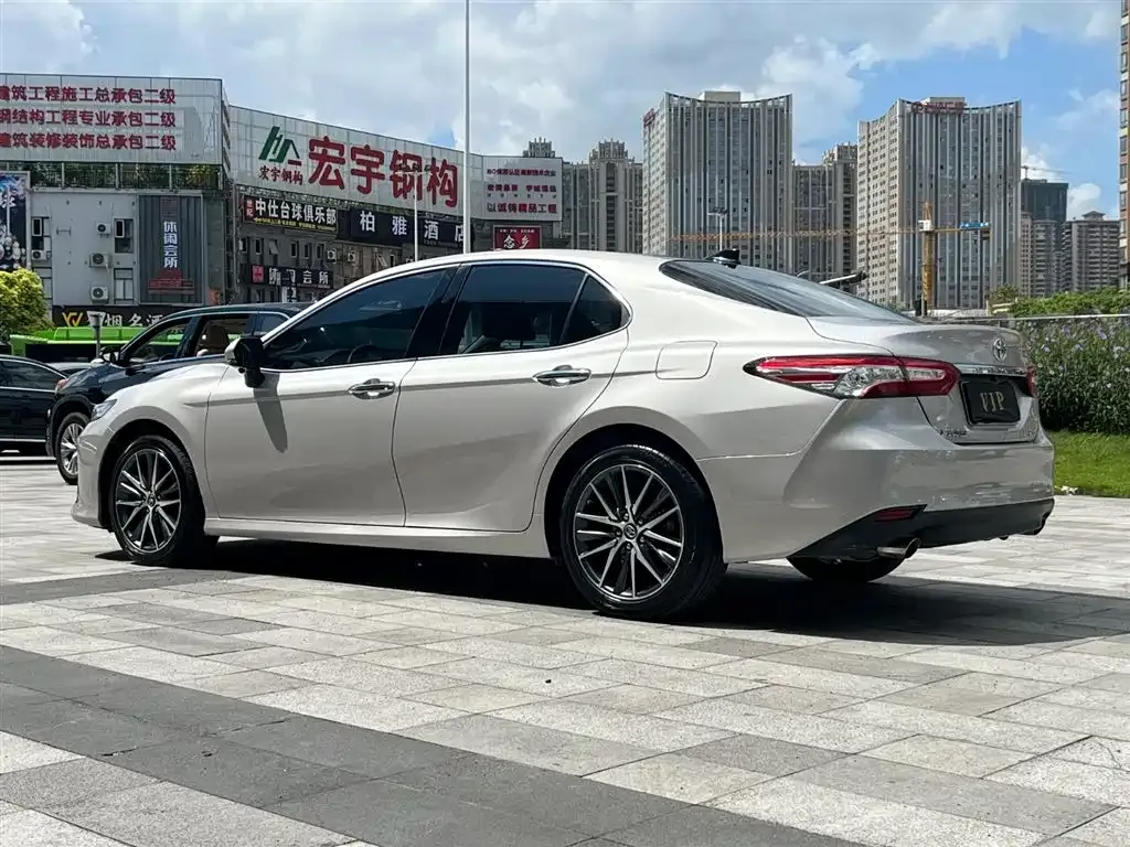 Toyota Camry — фото 6
