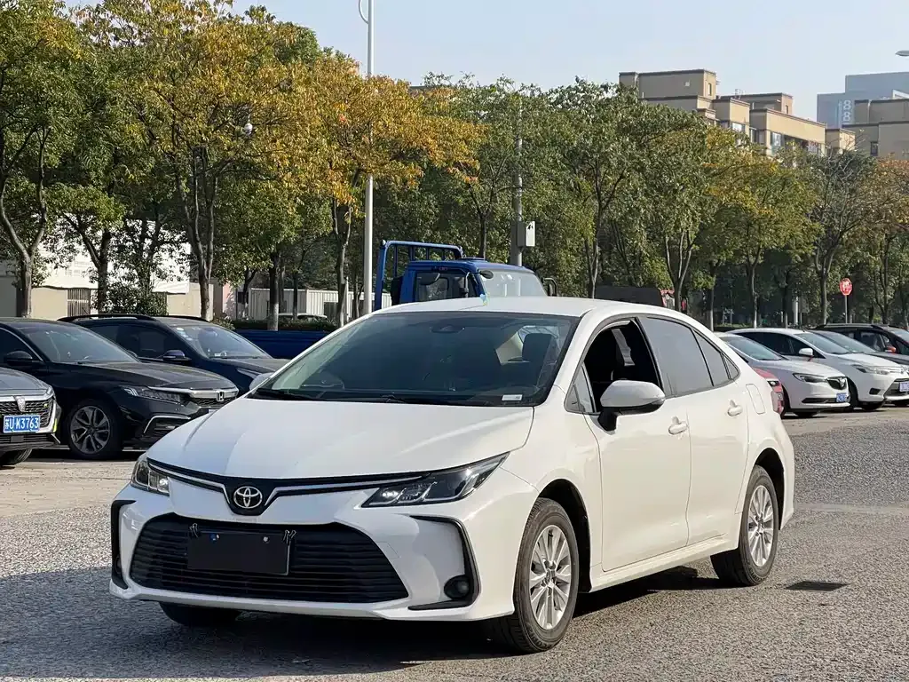 Toyota Corolla — фото 1