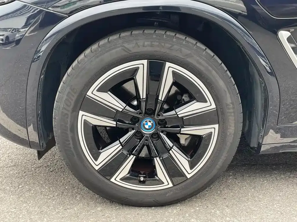 BMW iX3 — фото 3