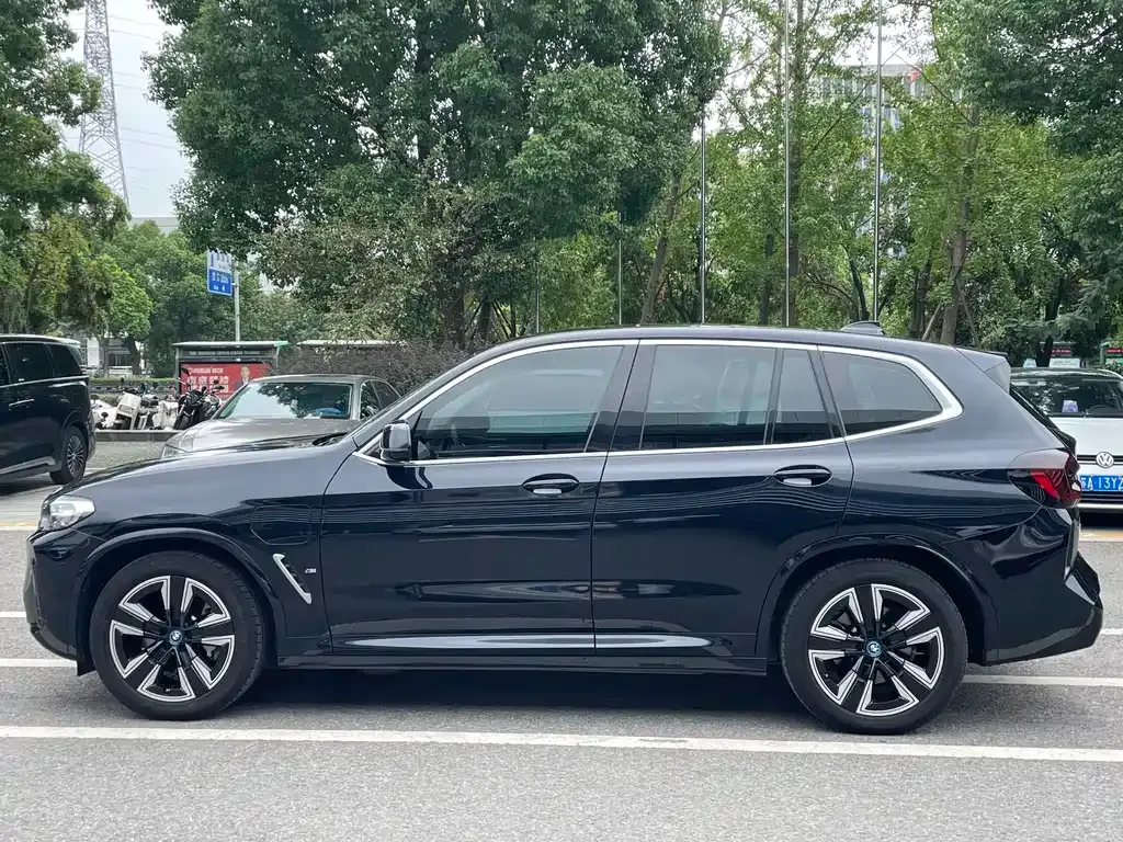 BMW iX3 — фото 4