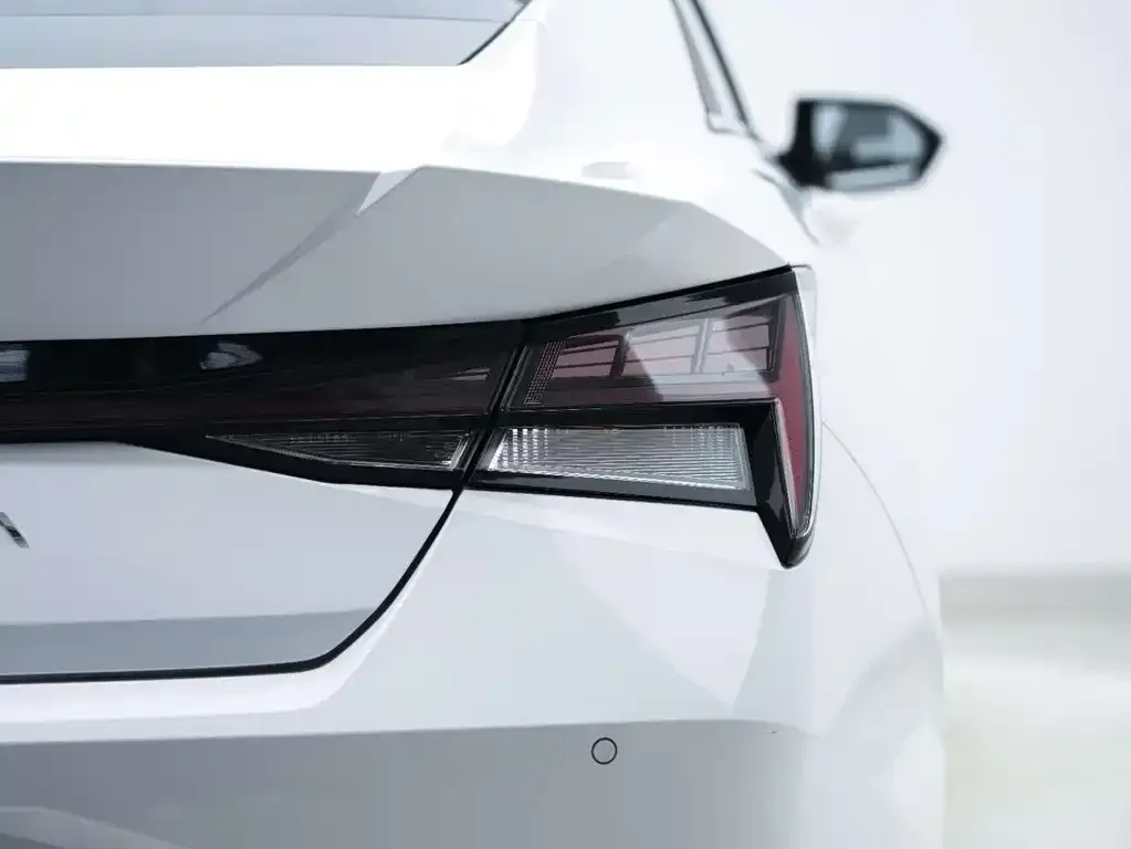 Hyundai Elantra — фото 10