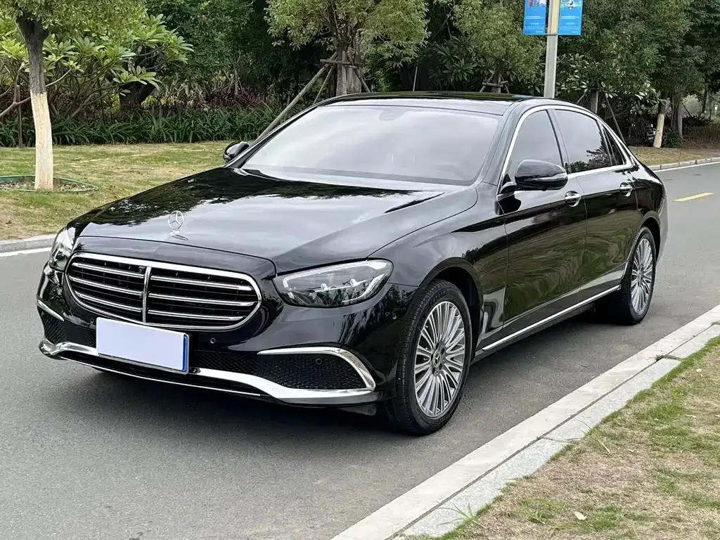 Mercedes-Benz E-Class — фото 1
