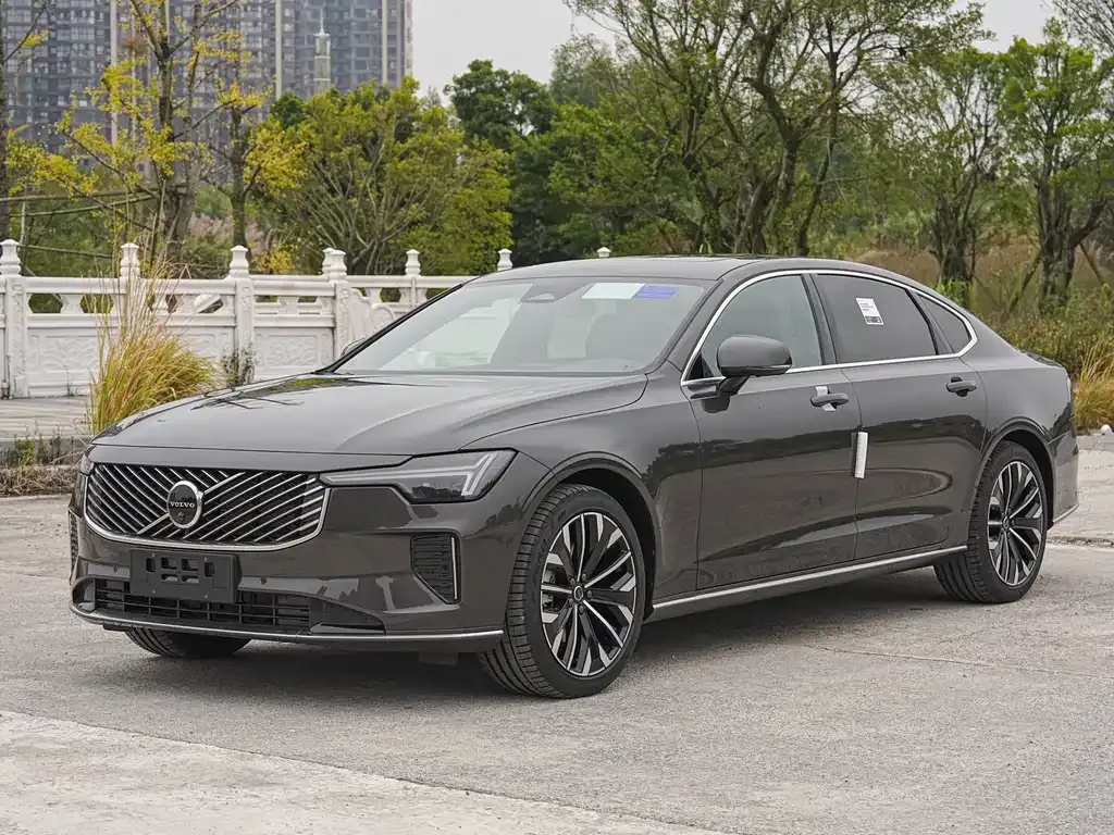Volvo S90 — фото 1
