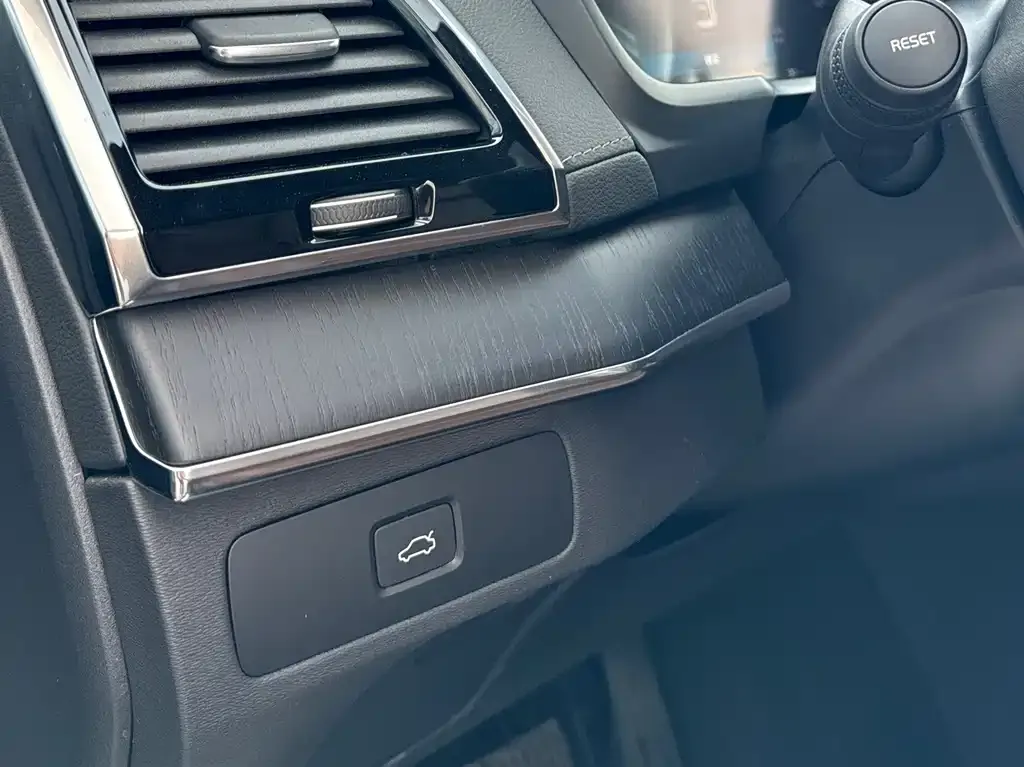 Volvo XC90 — фото 9