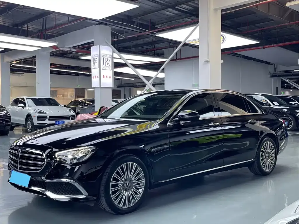Mercedes-Benz E-Class — фото 1