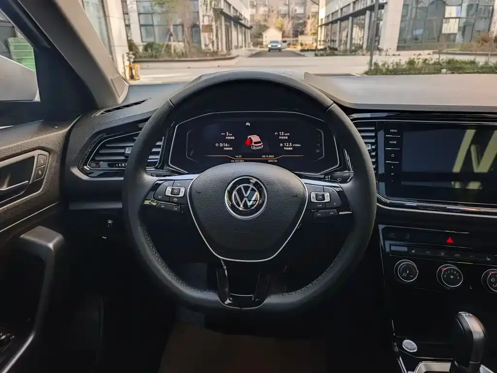 Volkswagen T-Roc — фото 10