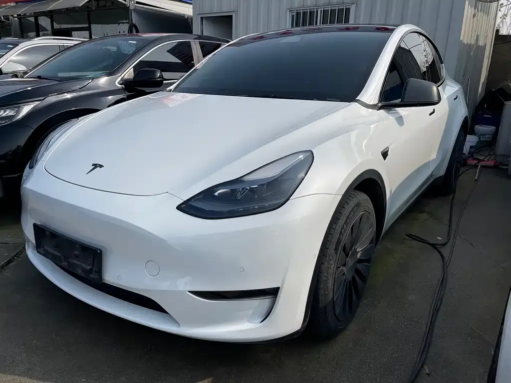 Tesla Model Y — фото 1