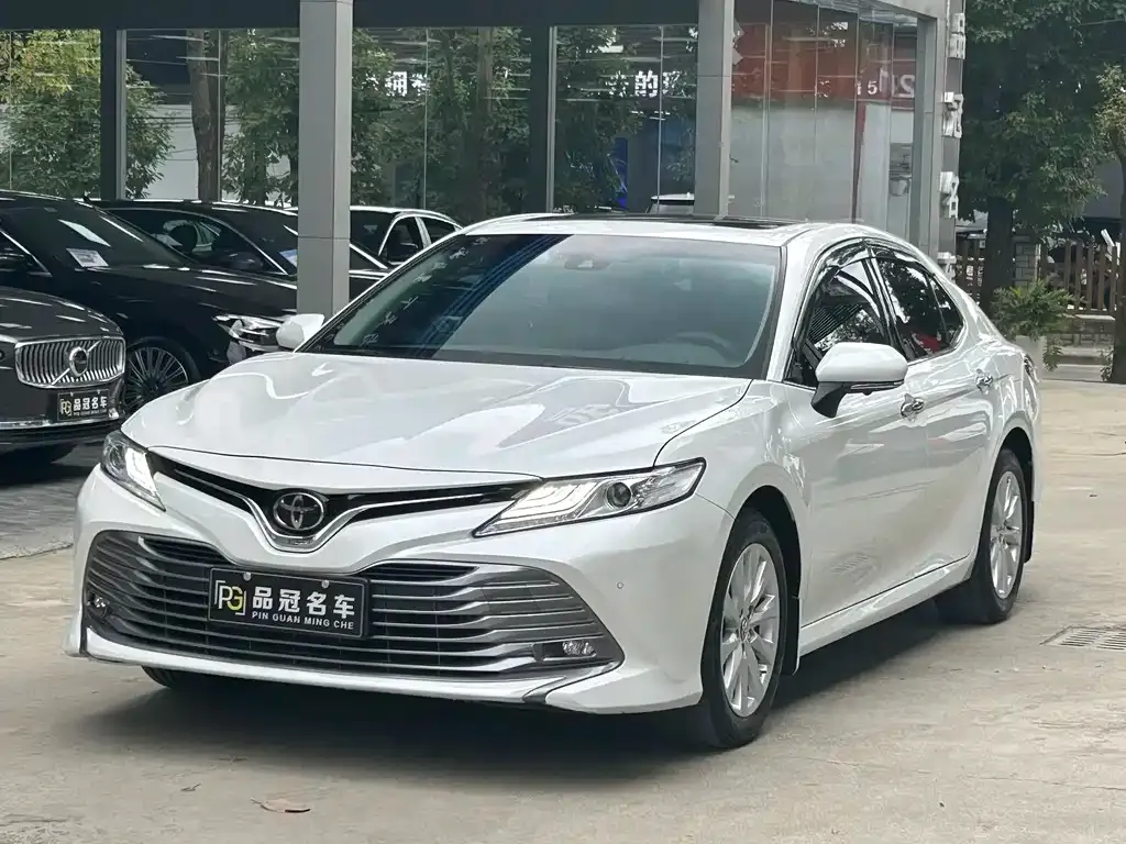 Toyota Camry — фото 1