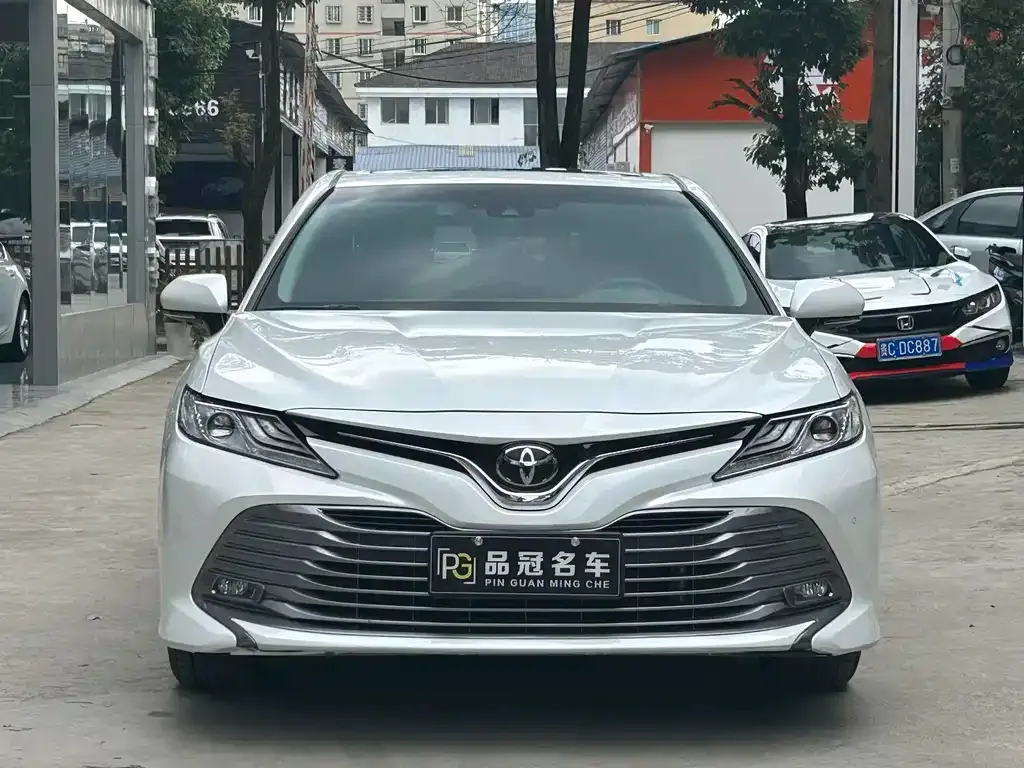 Toyota Camry — фото 2
