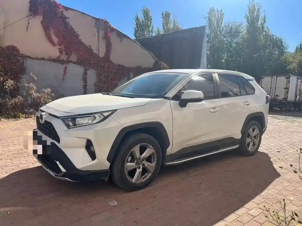 Toyota RAV4 — фото 1