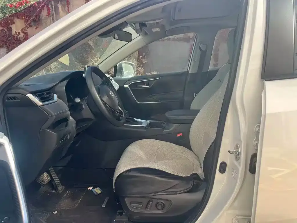 Toyota RAV4 — фото 3
