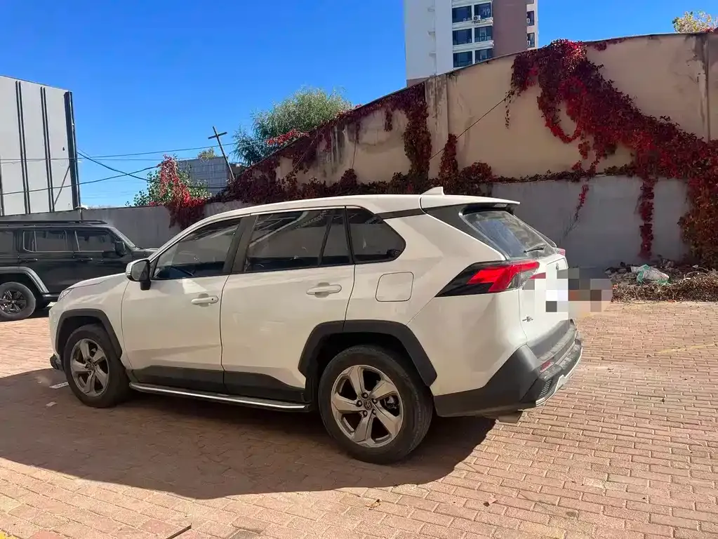 Toyota RAV4 — фото 4