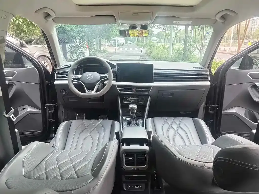 Volkswagen Tiguan L — фото 10