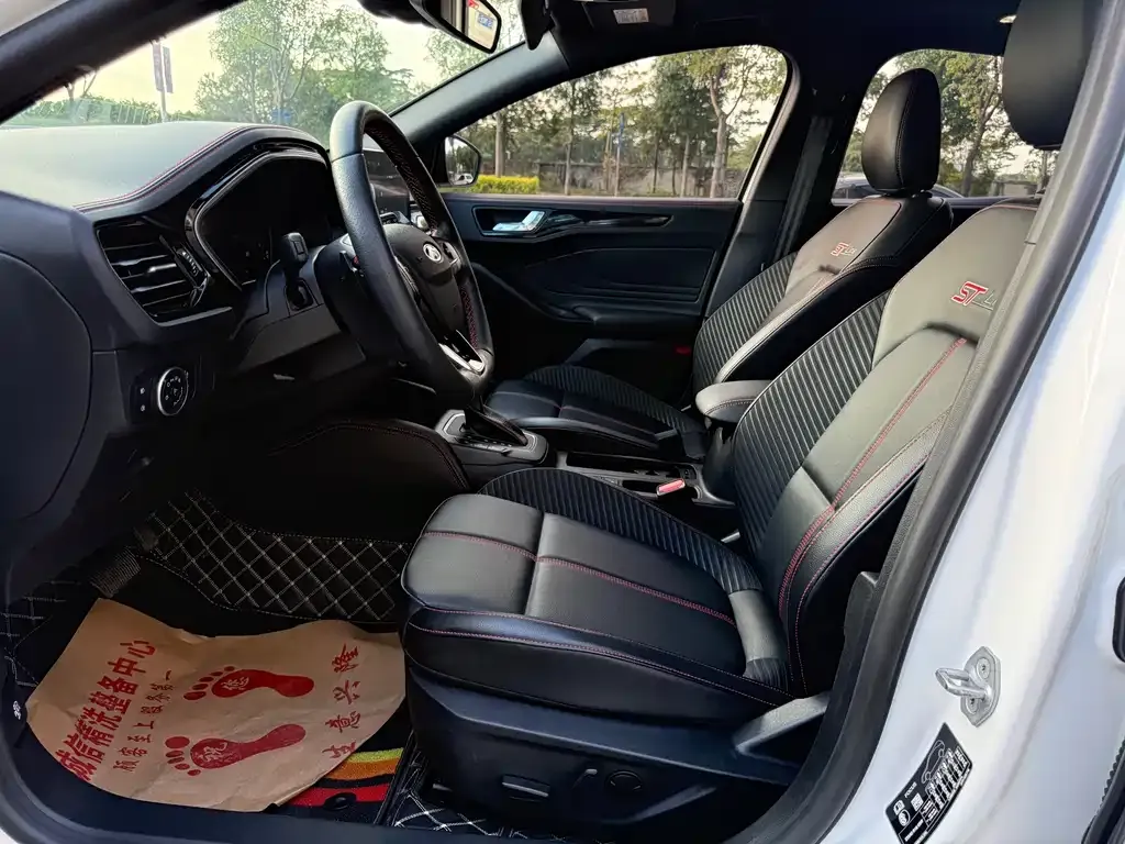 Ford Focus 2023 из CN, фото 4
