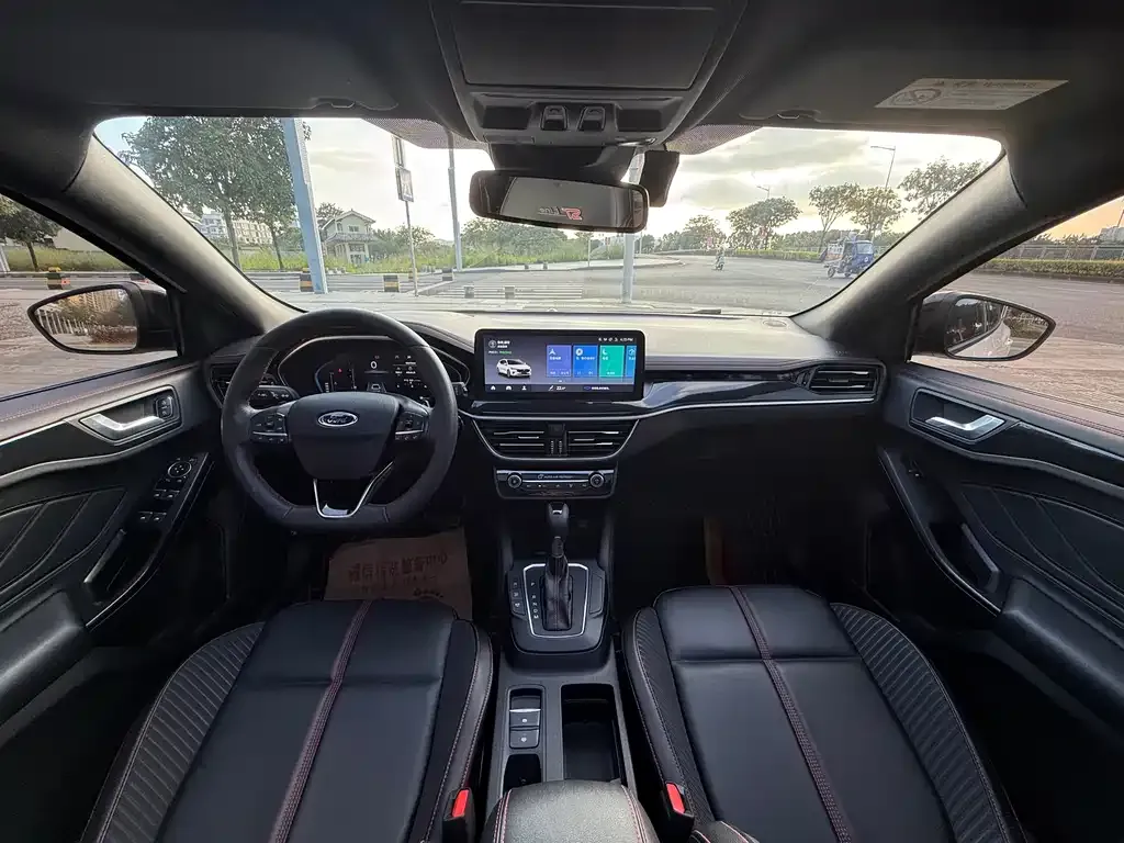 Ford Focus 2023 из CN, фото 5