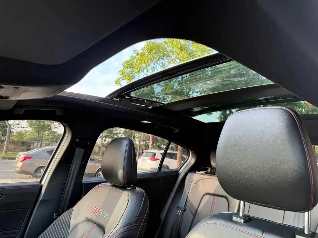 Ford Focus 2023 из CN, фото 7