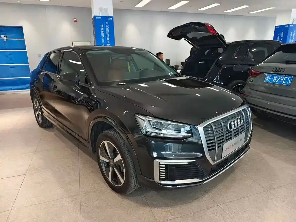 Audi Q2L e-tron — фото 2