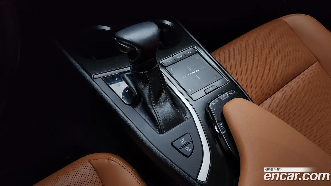 Lexus UX — фото 9