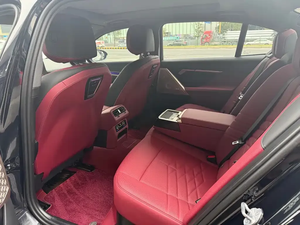 BMW 5 Series 2025 из CN, фото 5