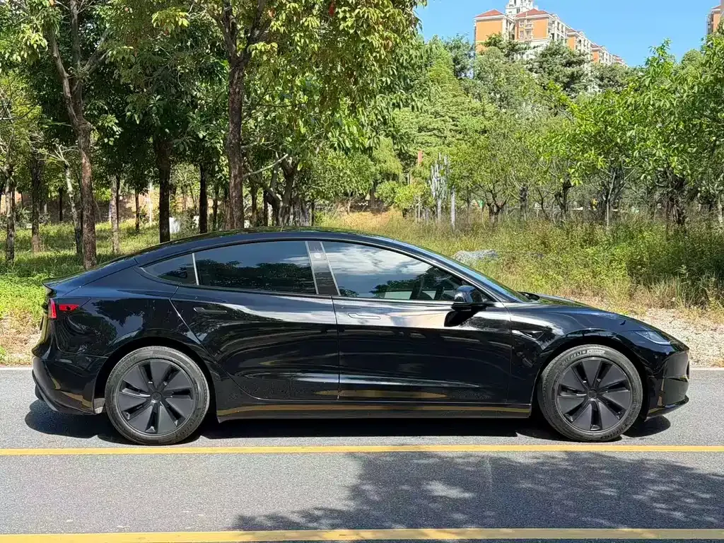 Tesla Model 3 — фото 10