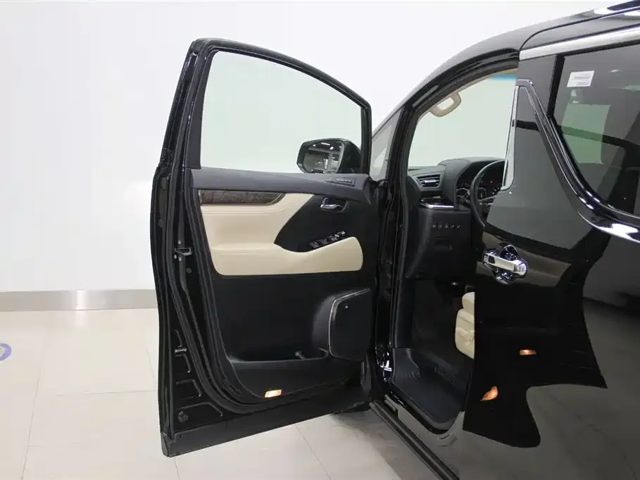 Toyota Alphard — фото 5