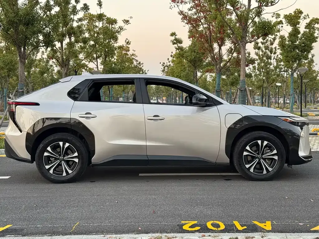 Toyota bZ4X 2023 из CN, фото 8
