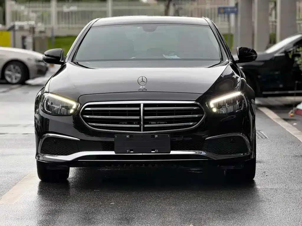 Mercedes-Benz E-Class — фото 1