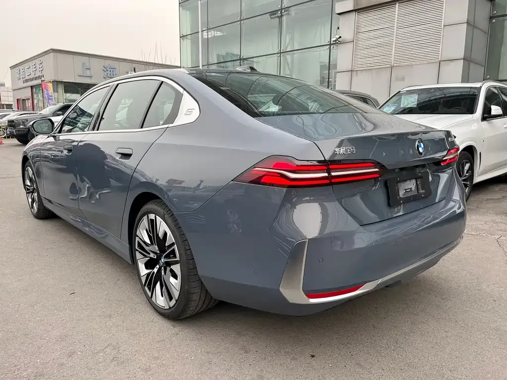 BMW 5 Series 2024 из CN, фото 6