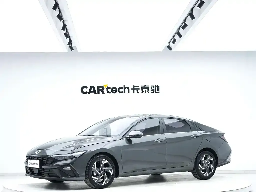 Hyundai Elantra — фото 1